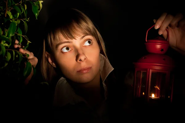 Menina com lanterna — Fotografia de Stock