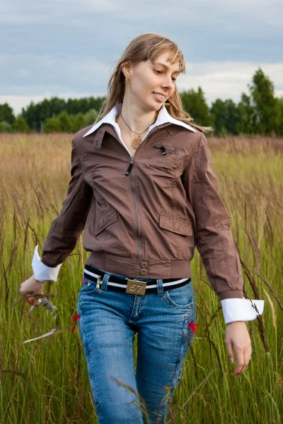 Chica en el campo — Foto de Stock