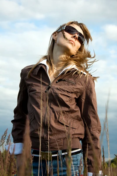 Dívka v sluneční brýle — Stock fotografie