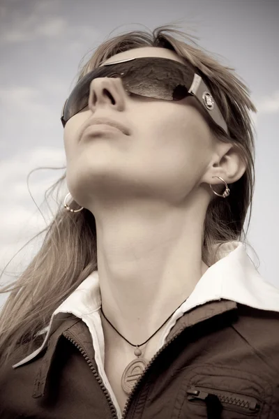 Девушка в солнечных очках — стоковое фото
