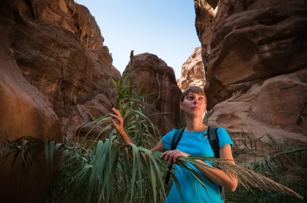 Девушка, путешествующая по каньону — стоковое фото