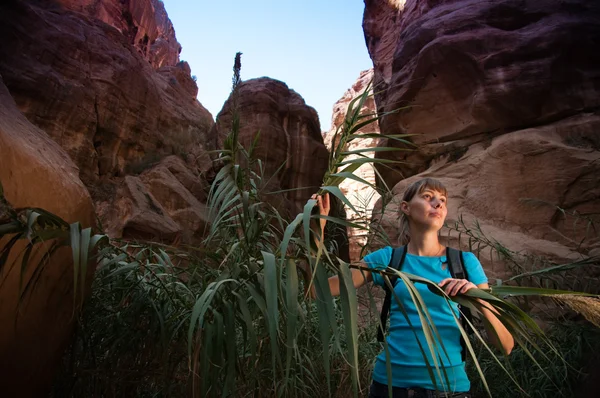 女の子の峡谷をハイキング — ストック写真