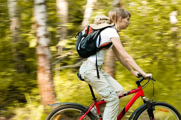Ormanda Bisiklet olan kadın — Stok fotoğraf