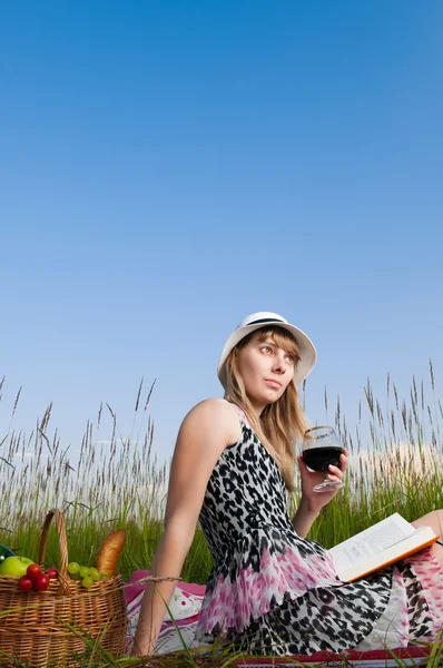 Junges Mädchen liest Buch und trinkt Wein — Stockfoto