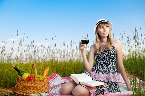 Νεαρό κορίτσι ανάγνωση του βιβλίου και πίνοντας κρασί — Φωτογραφία Αρχείου