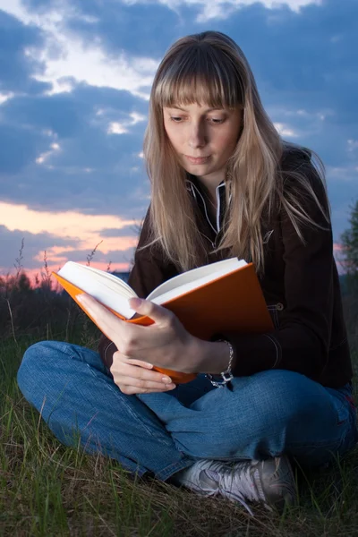Mädchen liest das Buch — Stockfoto