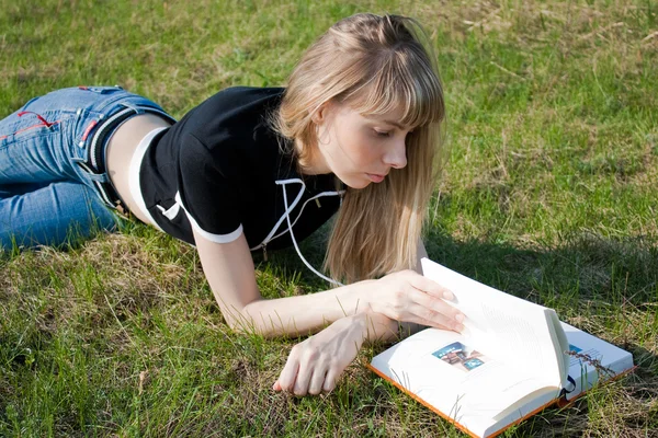 ผู้หญิงอ่านหนังสือ — ภาพถ่ายสต็อก