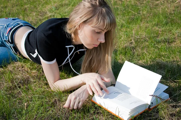 Girl reading the book — Stock Photo, Image