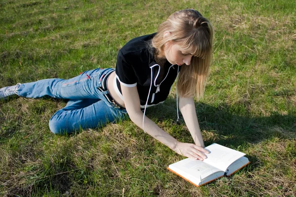 Chica leyendo el libro —  Fotos de Stock