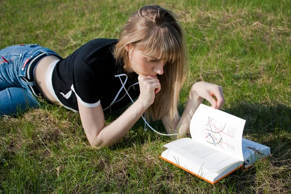 Κορίτσι ανάγνωση του βιβλίου — Φωτογραφία Αρχείου