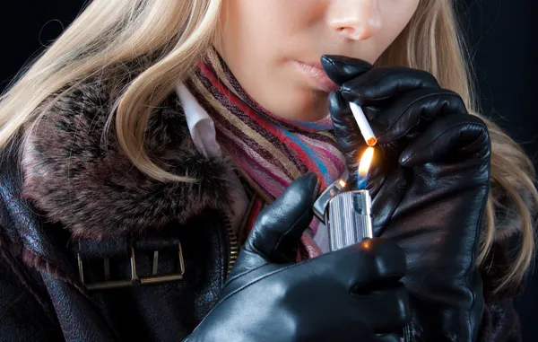 Mädchen rauchen — Stockfoto