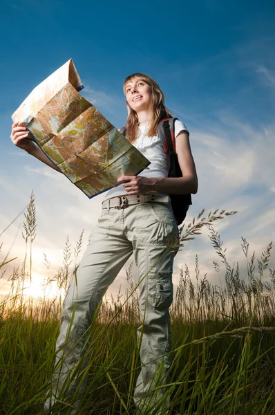 Mladá žena s mapou a batoh — Stock fotografie
