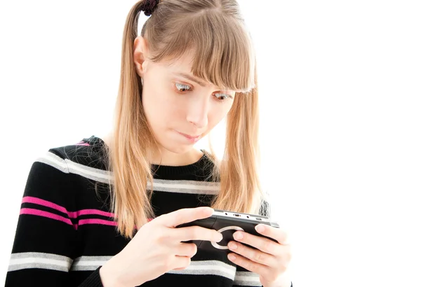 年轻女孩玩视频游戏 — 图库照片