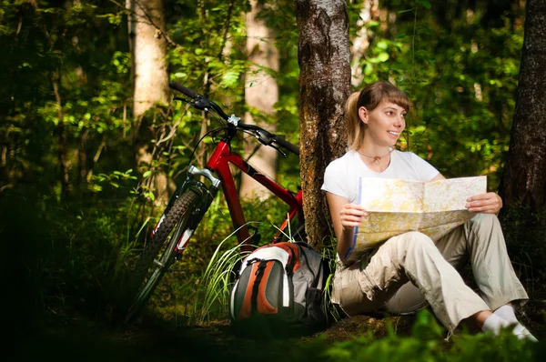 Junge Frau mit Fahrrad im Wald — Stockfoto
