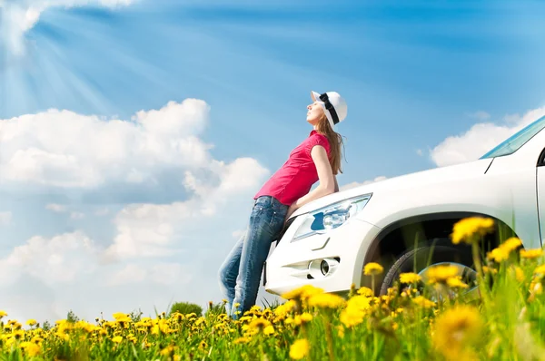 Mulher e seu carro no campo — Fotografia de Stock