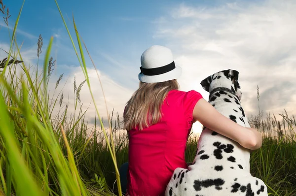 Jovem com seu animal de estimação cão — Fotografia de Stock