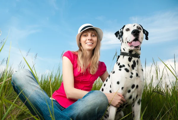 Genç kadın ile onun köpek evde beslenen hayvan — Stok fotoğraf