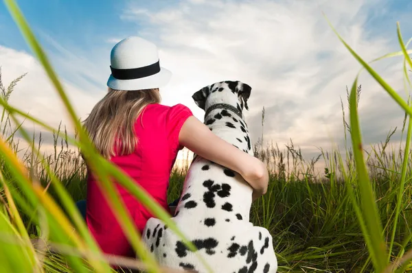 Mladá žena s její pes pet — Stock fotografie