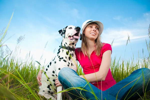 Genç kadın ile onun köpek evde beslenen hayvan — Stok fotoğraf