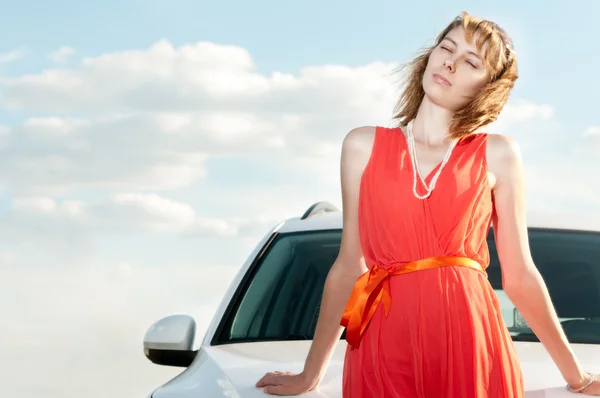 美しい若い女性と車. — ストック写真