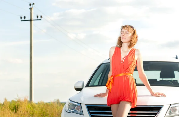 Mooie jonge vrouw en auto. — Stockfoto