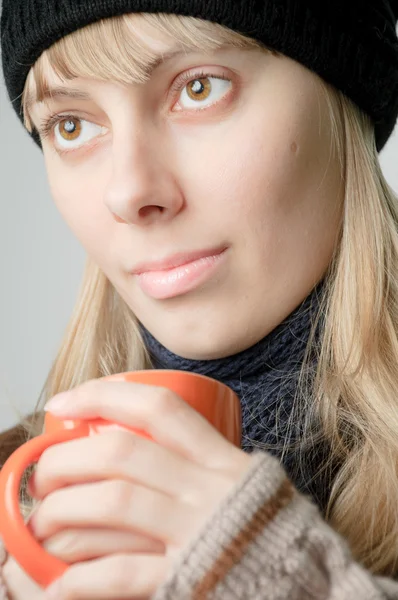 Ung kvinna med kopp — Stockfoto