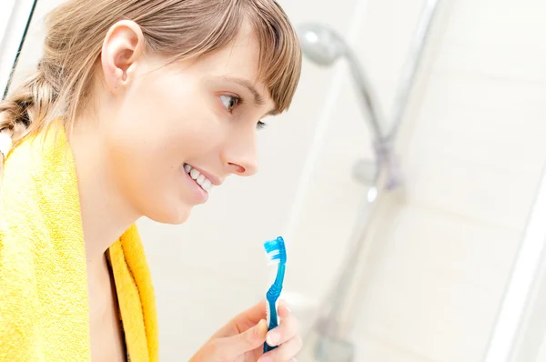Ung jente med tannbørste – stockfoto