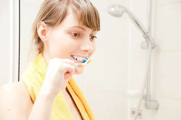 Ung jente med tannbørste – stockfoto