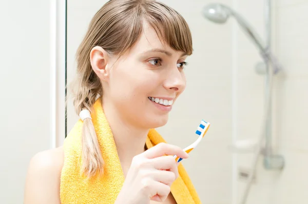 Νεαρό κορίτσι με οδοντόβουρτσα — Φωτογραφία Αρχείου