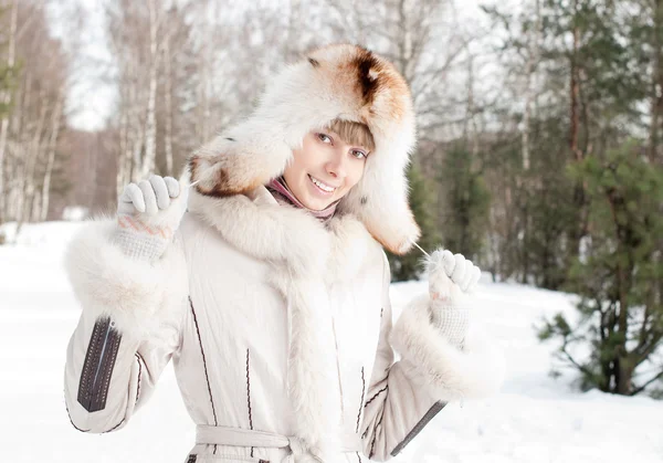 Winterporträt einer jungen Frau — Stockfoto