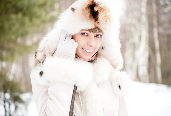 冬天的年轻女子肖像 — 图库照片