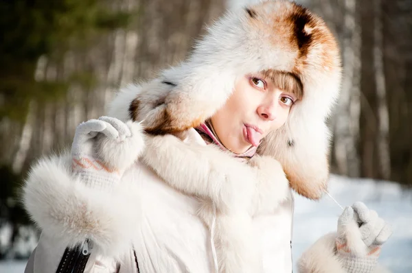Vintern porträtt av ung kvinna — Stockfoto