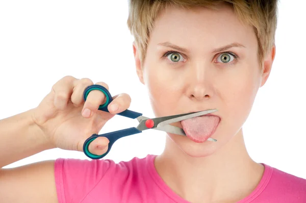 Mujer joven cortándose la lengua — Foto de Stock