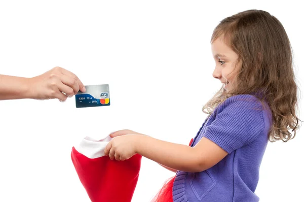 Matka představuje kreditní kartu jako dárek k Vánocům pro dceru — Stock fotografie