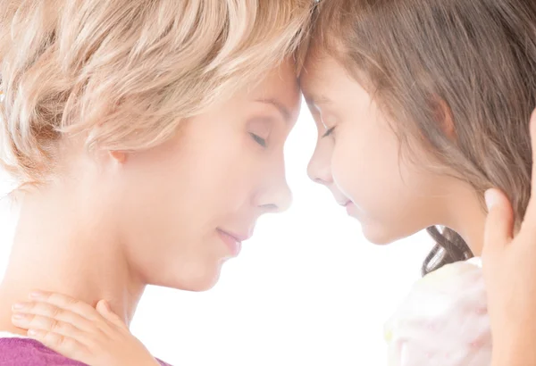 Mor och dotter som delar en kram — Stockfoto