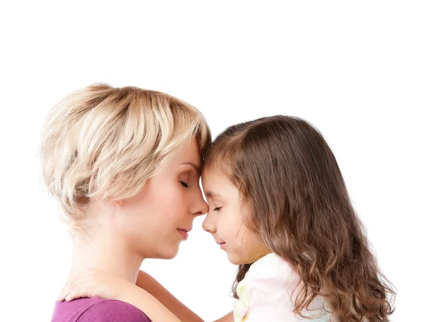 母亲和女儿分享一个拥抱 — 图库照片