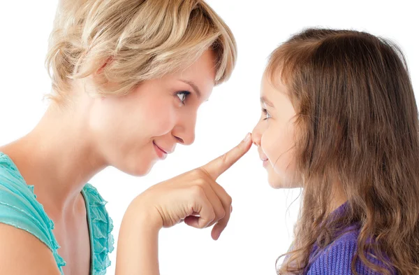 Палец матери на носу дочери — стоковое фото