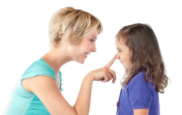 Finger der Mutter auf Nase der Tochter — Stockfoto