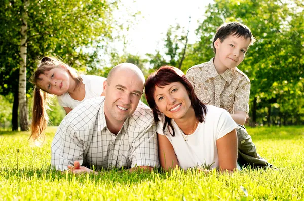 草地上的四人家庭 — 图库照片