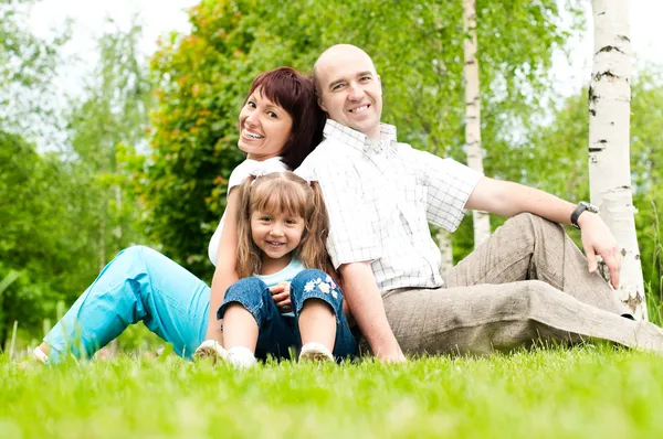 Семья из трех человек на траве — стоковое фото