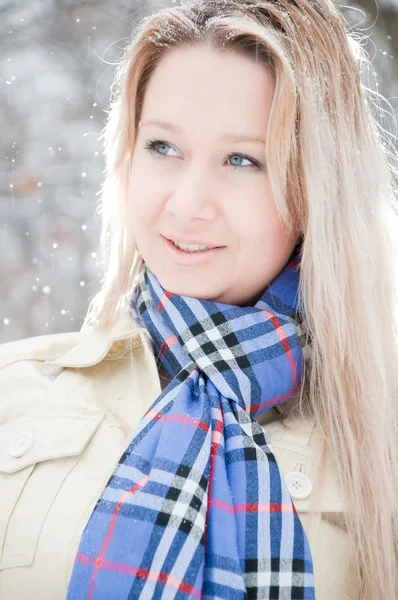 Dívka v zimě ulice — Stock fotografie