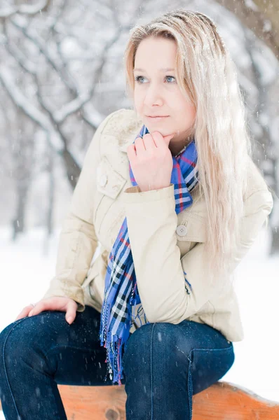 Girl in winter street — Stock Photo, Image