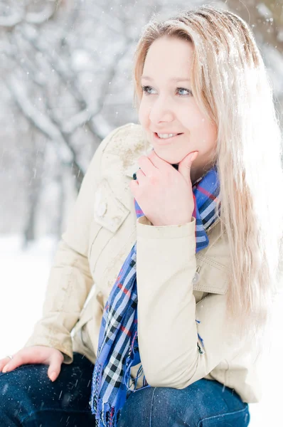 Meisje in de winter straat — Stockfoto