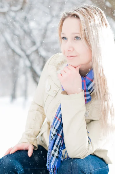 Mädchen in der Winterstraße — Stockfoto