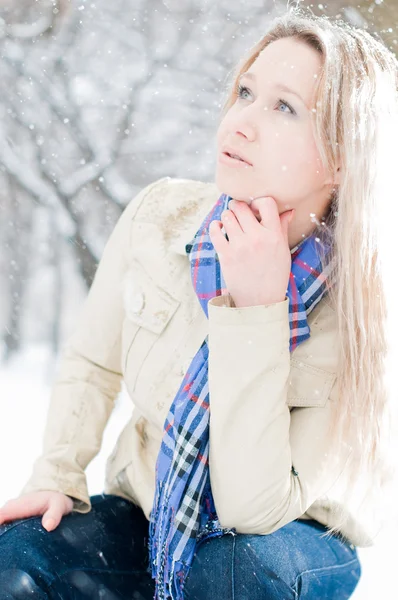 Flicka i vinter gatan — Stockfoto