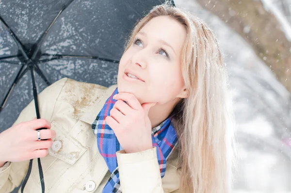 여자 겨울 거리에서 — 스톡 사진