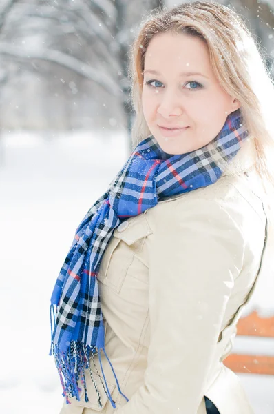 Flicka i vinter gatan — Stockfoto