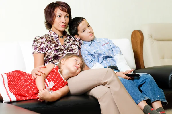 Une famille regardant une télé — Photo