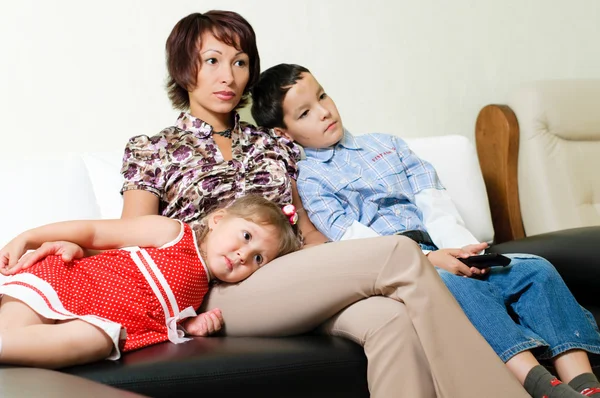 A family watching a tv — Stock Photo, Image