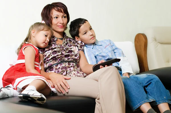 Une famille regardant une télé — Photo